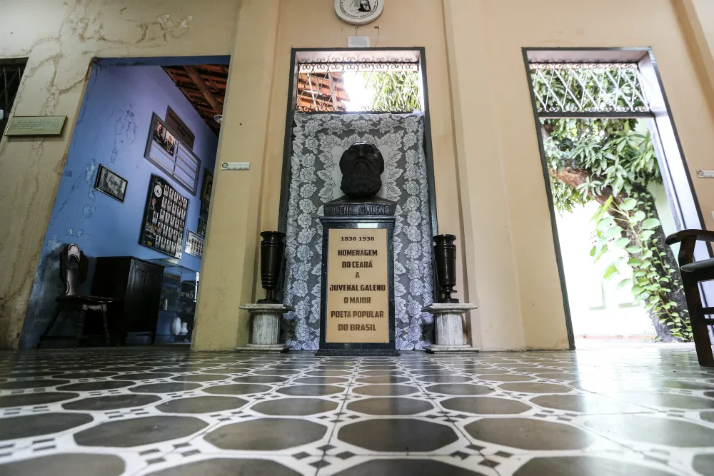 Busto de Juvenal Galeno encontra-se no equipamento