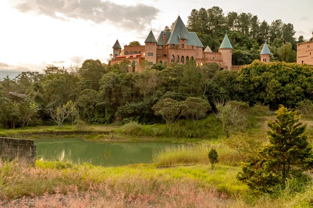 A arquitetura medieval é uma das paixões de Fernando de Mendonça, motivo pelo qual construiu dois castelos, sendo um deles sua residência em São José dos Campos, interior de São Paulo 