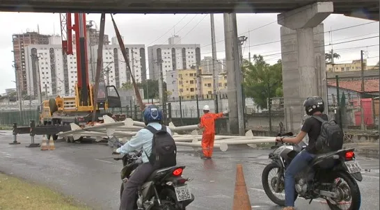Interdições parciais bloqueiam duas das três faixas no sentido sertão-praia da avenida
