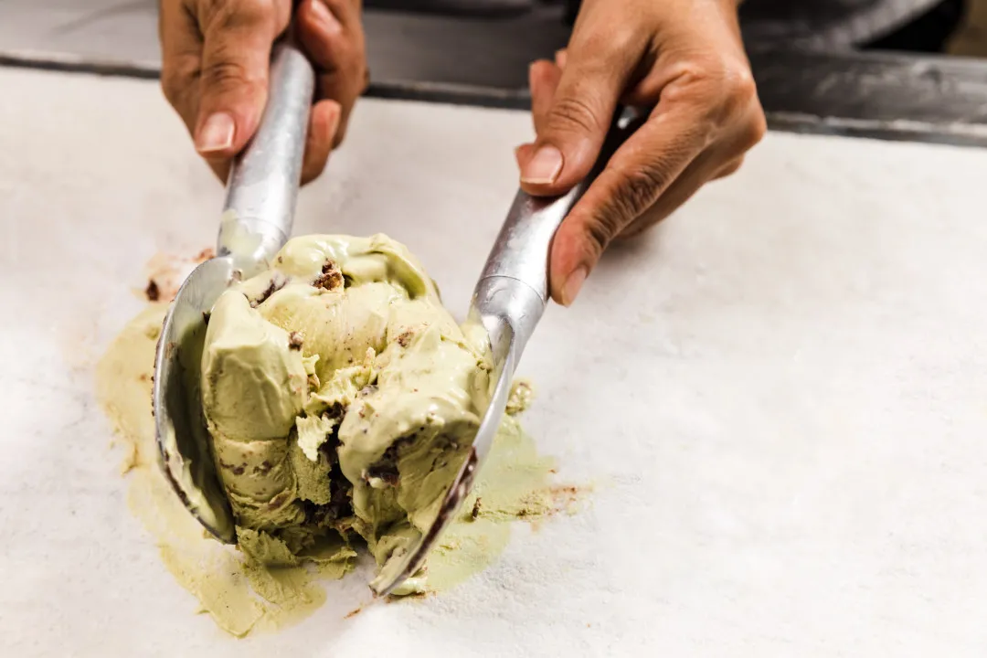 A San Paolo é conhecida por misturar seus gelatos a outros ingredientes em uma pedra de mármore resfriada.