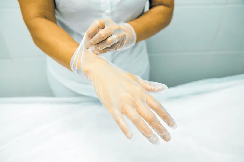o uso de luvas durante o atendimento é fundamental para  garantir a saúde da profissional e de quem se submete a depilação