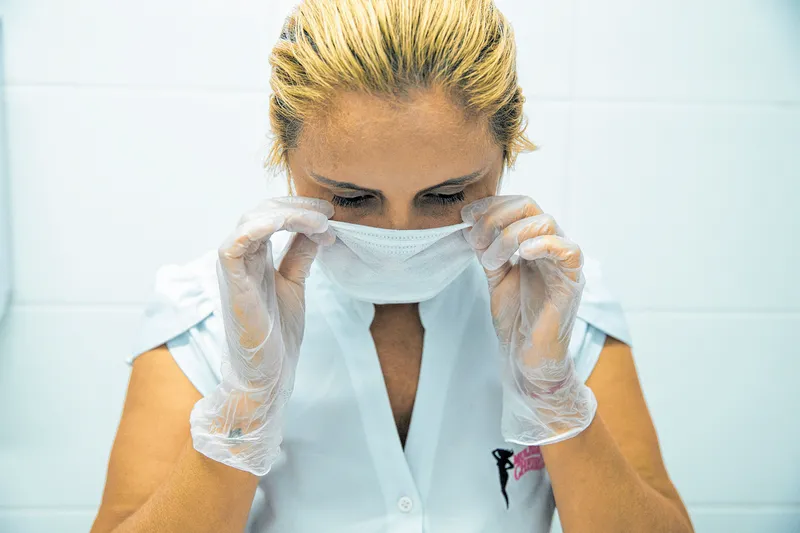 A máscara é mais um equipamento indispensável para uso da depiladora na hora do procedimento