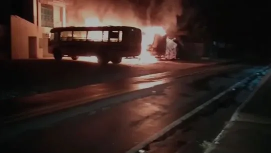 Garagem da prefeitura e secretaria de infraestrutura de Jucás são incendiadas na noite desta segunda-feira (23).