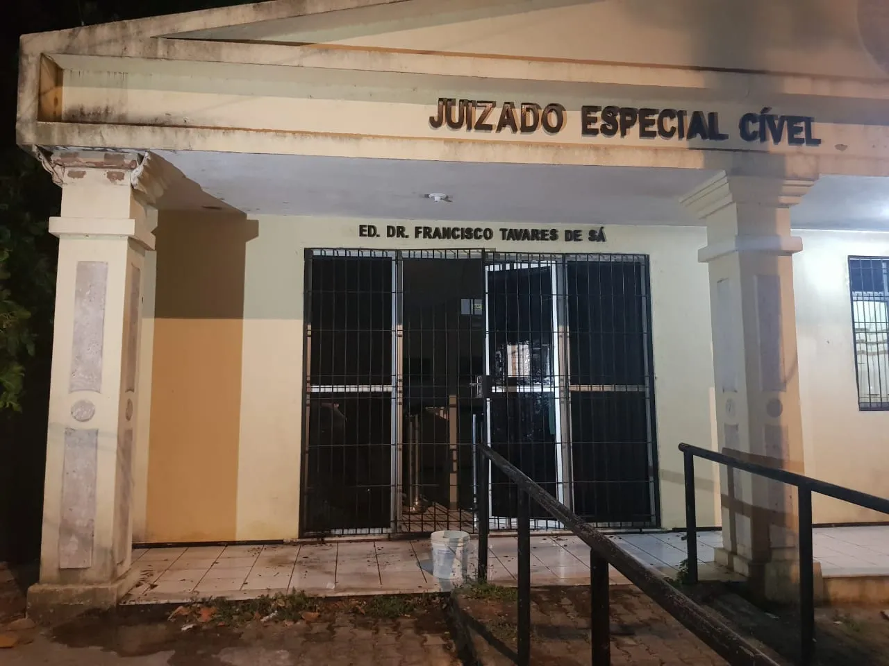 Juizado Especial Cível e Criminal no bairro Vila Velha teve um princípio de incêndio durante ataque na noite desta segunda-feira (23).