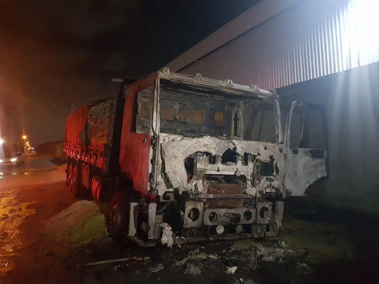 Idoso de 65 anos ficou ferido após o caminhão que ele estava dormindo foi incendiado por criminosos.
