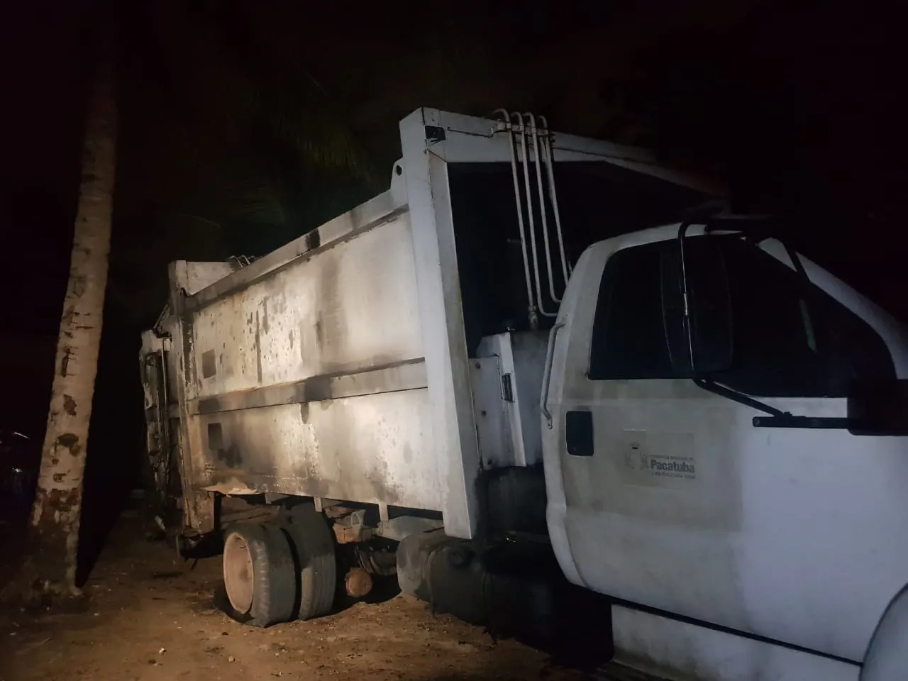 Caminhão de coleta de lixo é queimado por três suspeitos em Pacatuba.