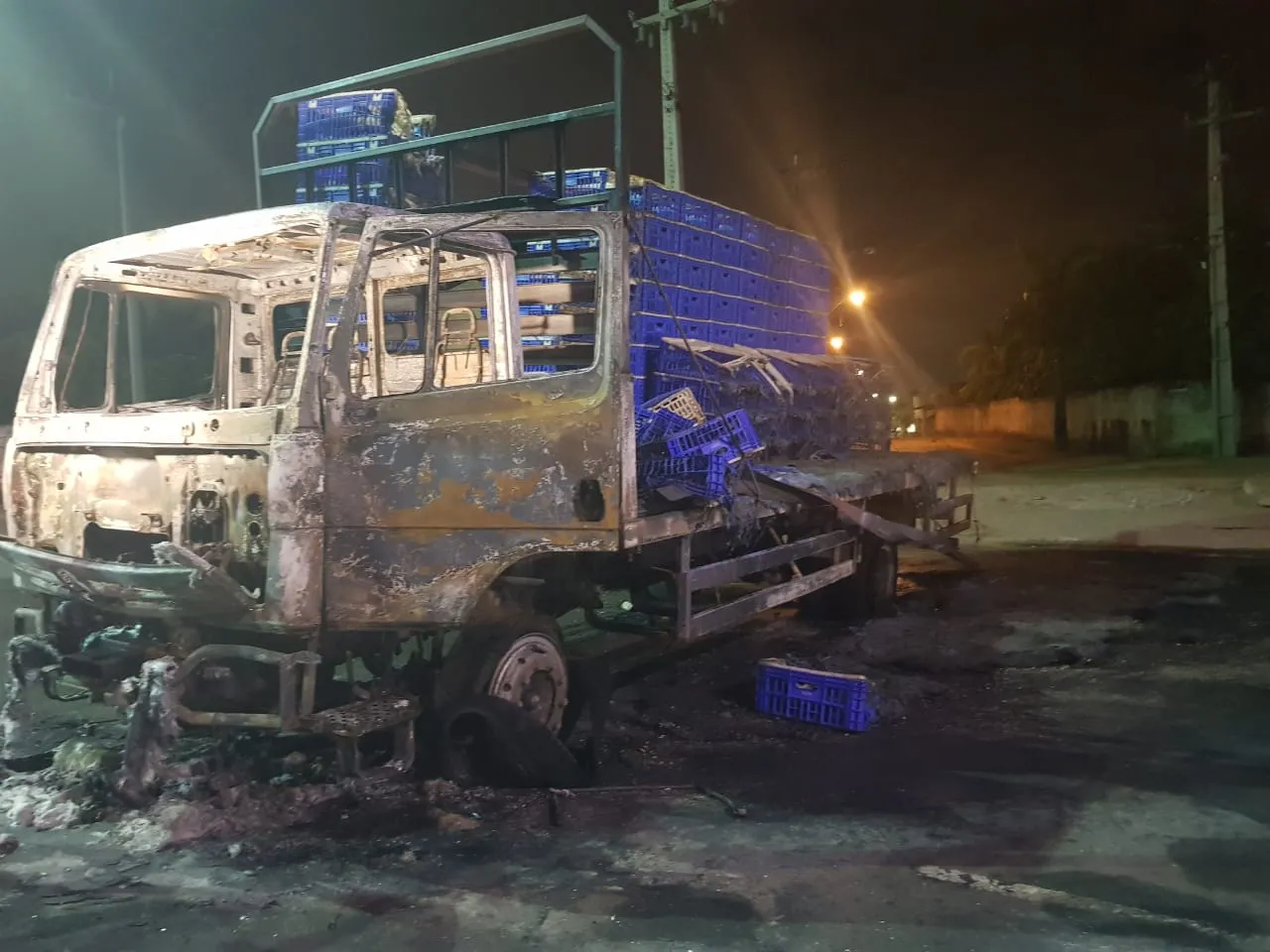 Motorista iria buscar uma carga de frango quando foi interceptado pelos criminosos e teve o caminhão incendiado.