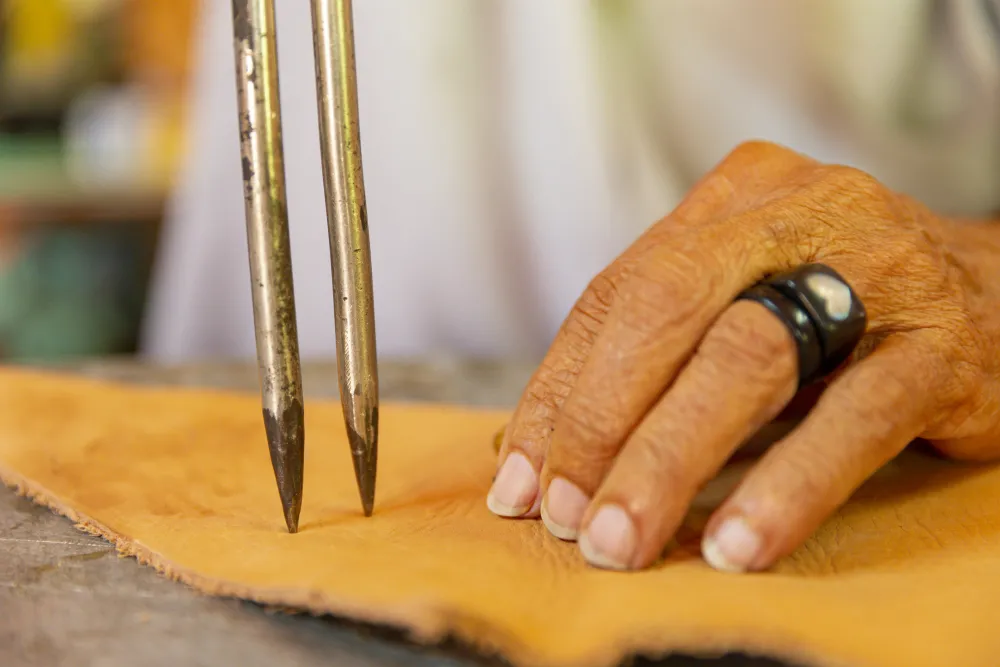 Mestre Espedito supervisiona todas as etapas do processo artesanal em couro