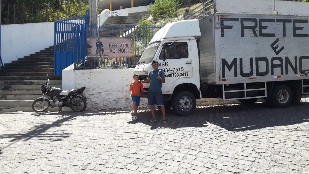 Antes da ação criminosa o dono do veículo aparece ao lado do filho na foto. 