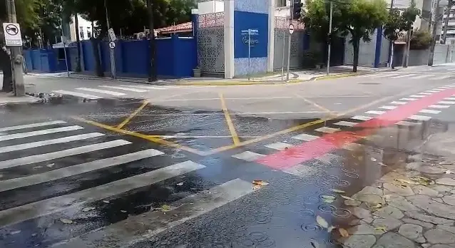 Imagem da notícia Vazamento na Aldeota alaga via e causa transtornos