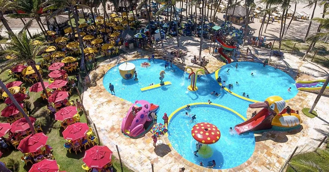 O parque aquático da Itapariká tem 8 brinquedos, 3 piscinas, monitores e salva-vidas e é um dos diferenciais do empreendimento.