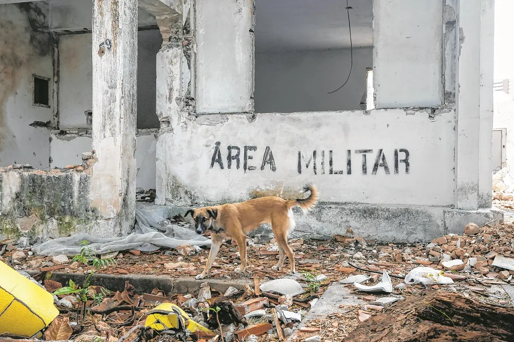 Nas avenidas Borges de Melo e Historiador Raimundo Girão, dezenas de casas estampam cenário de depredação e abandono, com denúncias de uso por criminosos e pessoas em situação de rua