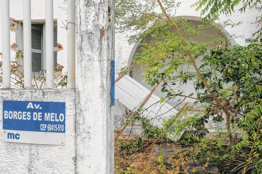 Casas que abrigavam militares, em Fortaleza, foram abandonadas por instituições após desocupação. Parte dos bens foi alienada a empresas privadas, outra continua sem destino certo