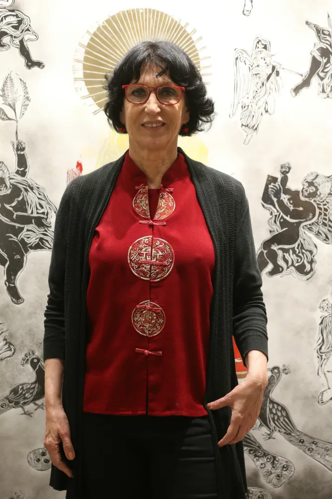 A curadora junto a uma obra de Francisco Delalmeida, presente na Unifor Plástica