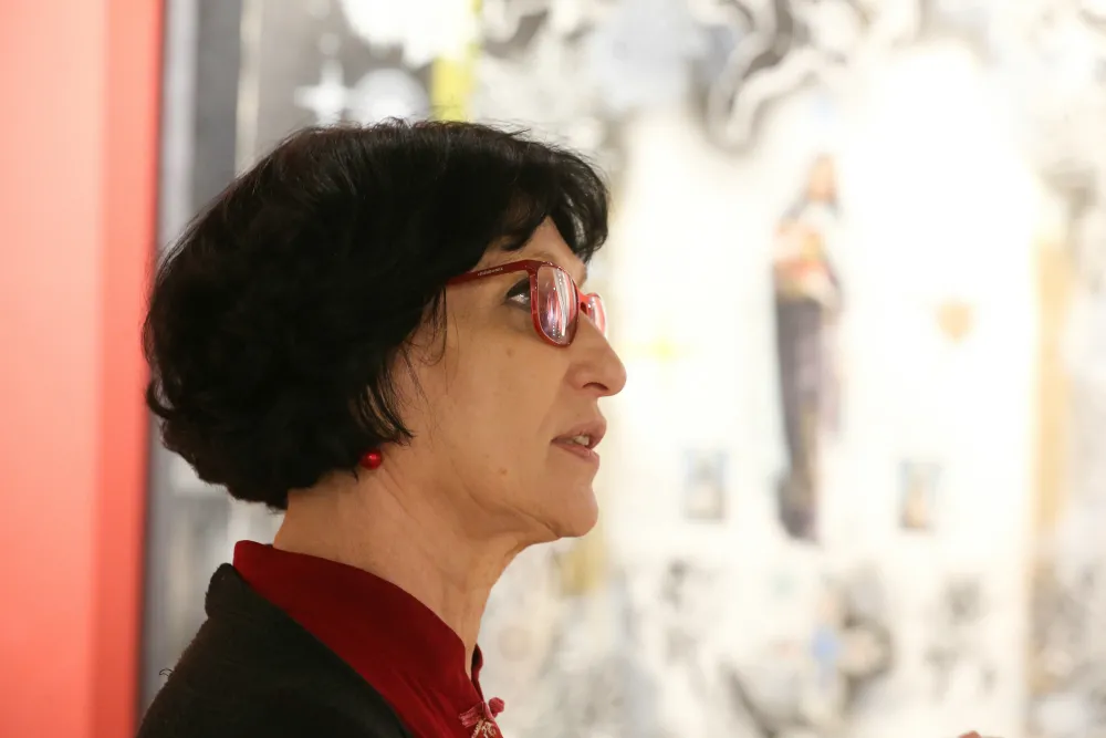Denise Mattar abraça aspectos da visualidade para ressoar a potência da arte