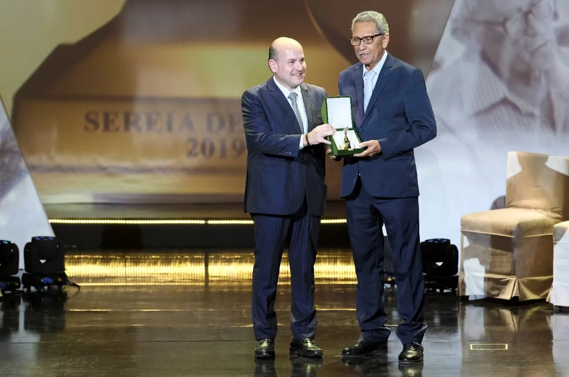 O prefeito Roberto Cláudio entregou o Troféu Sereia de Ouro a Espedito Seleiro