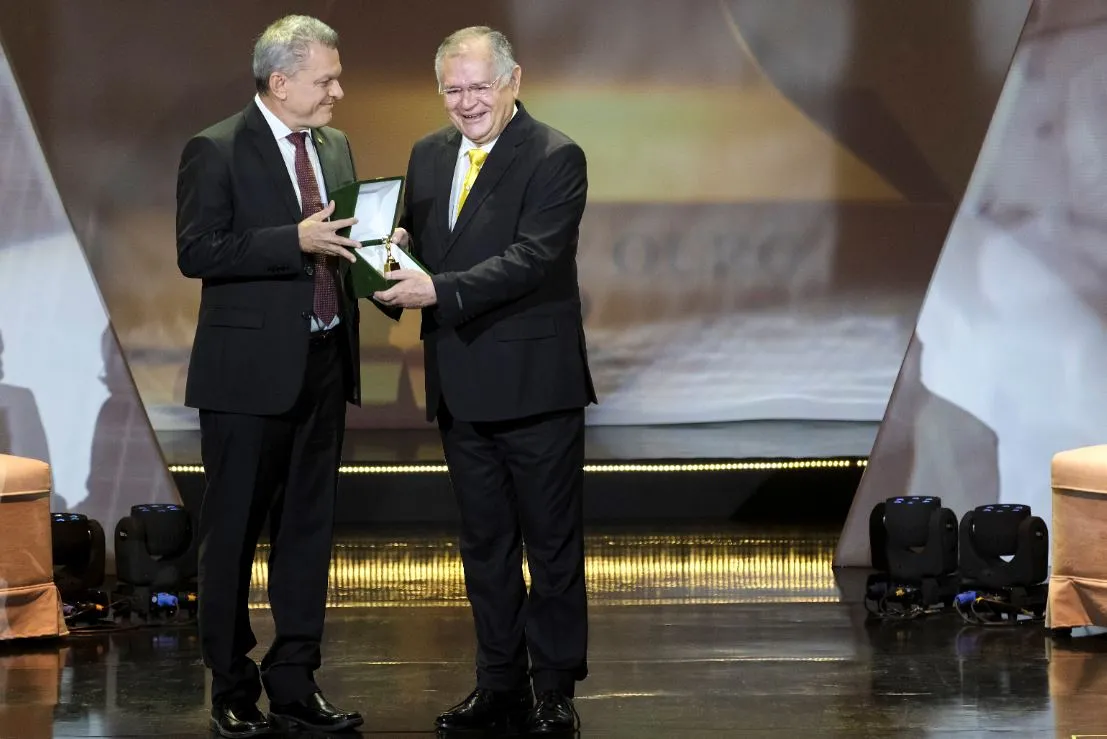 O presidente da Assembleia Legislativa do Ceará, José Sarto, entregou o Troféu Sereia de Ouro a Sulivan Mota