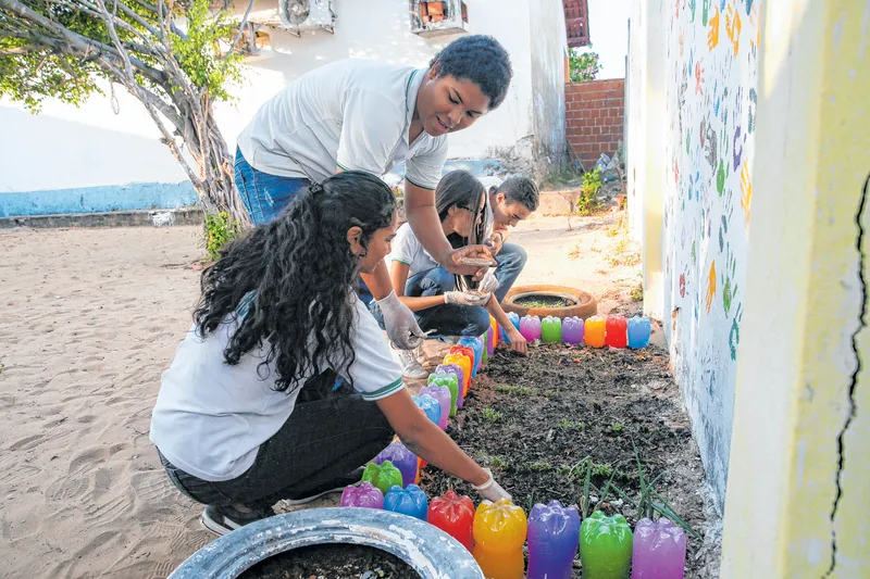 Alunos transformaram restos de alimentos em substância que consegue reter água no solo por mais tempo 