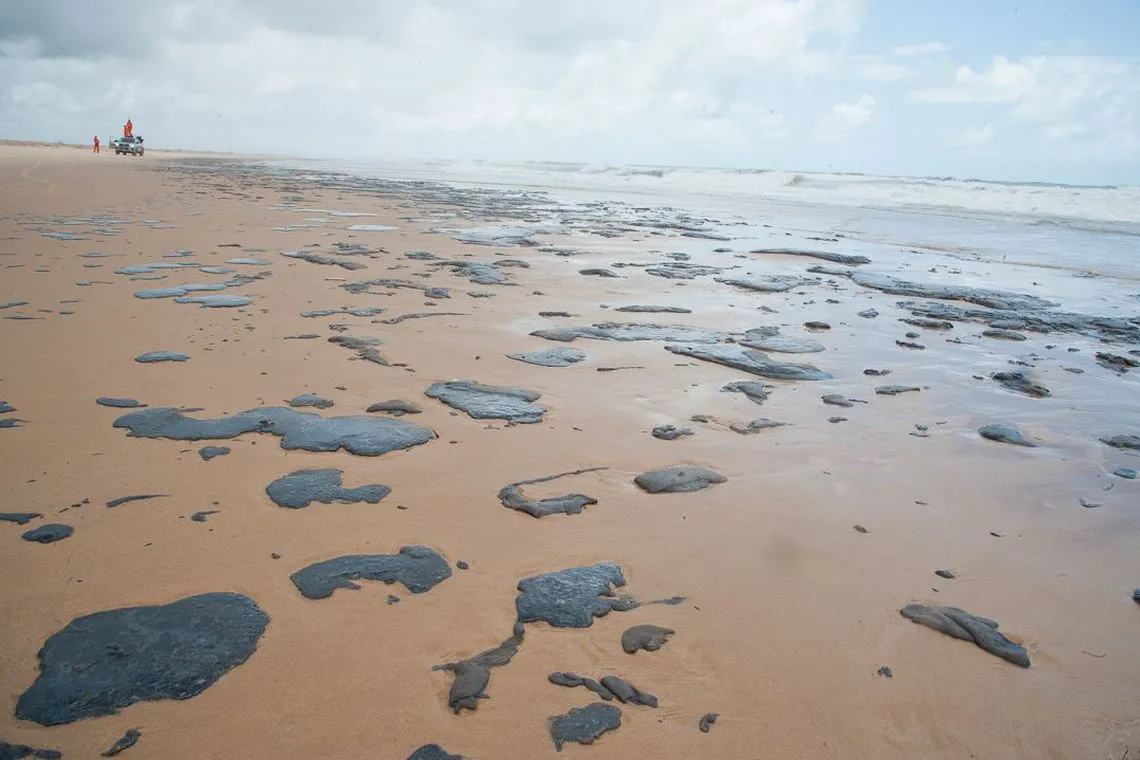 Manchas de óleo foram registradas nas praias do litoral do Nordeste