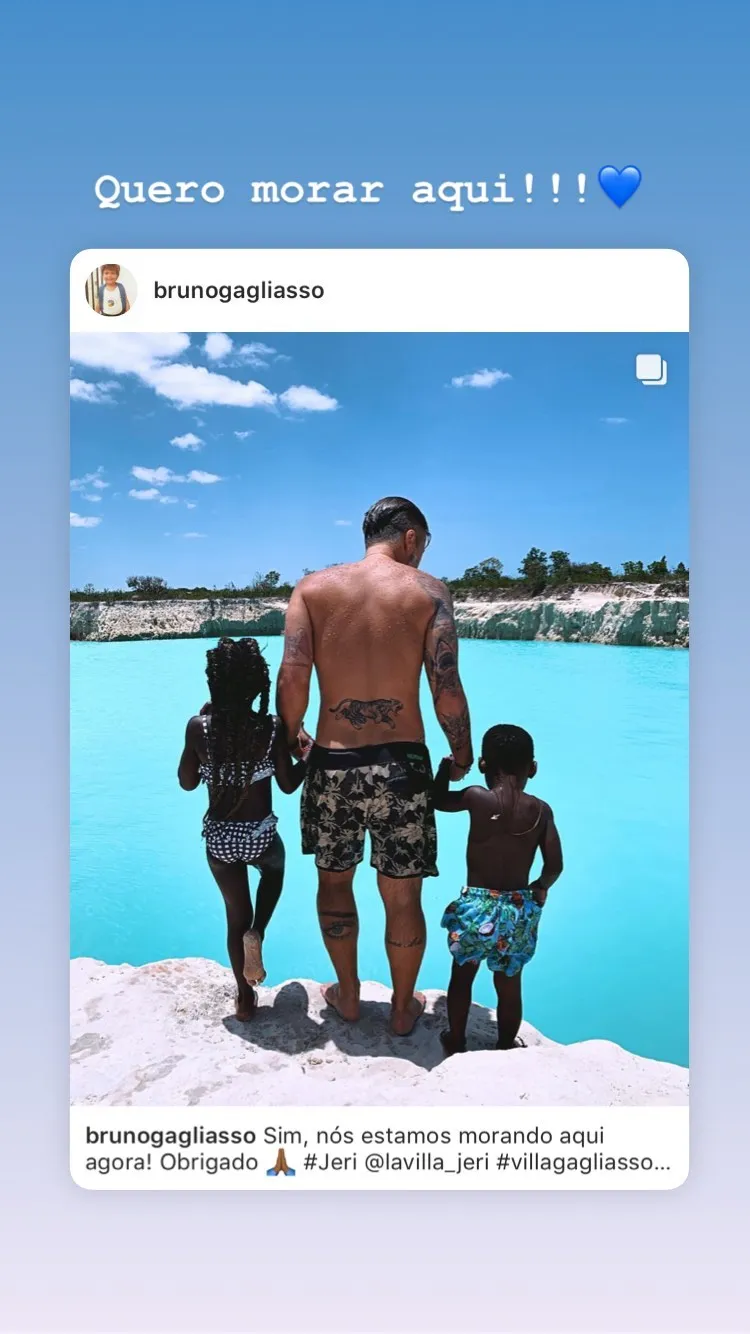 A atriz curte férias com a família 