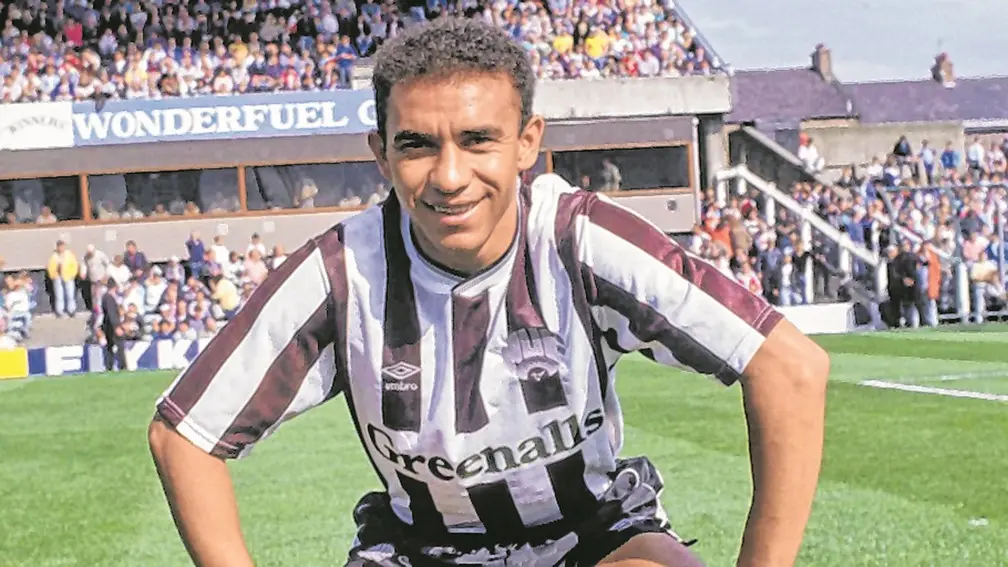 Miradinha exibe a camisa do Newcastle, da Inglaterra