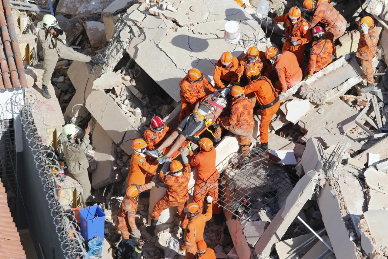 Imagem do universitário sendo resgatado pelo Corpo de Bombeiros