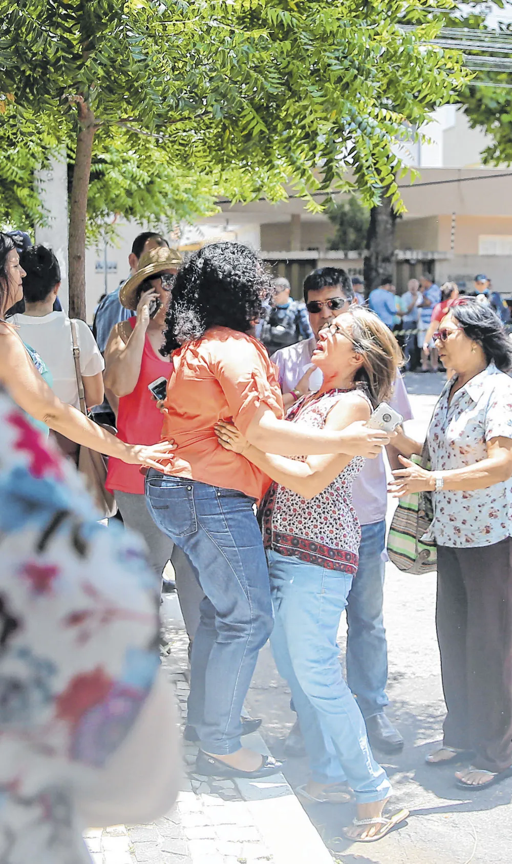 Os voluntários tentaram amenizar o desespero pela falta de informações de familiares e pelas perdas de lares inteiros que ficaram soterrados