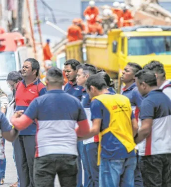 Entre uma atividade e outra, voluntários oram pelas vítimas