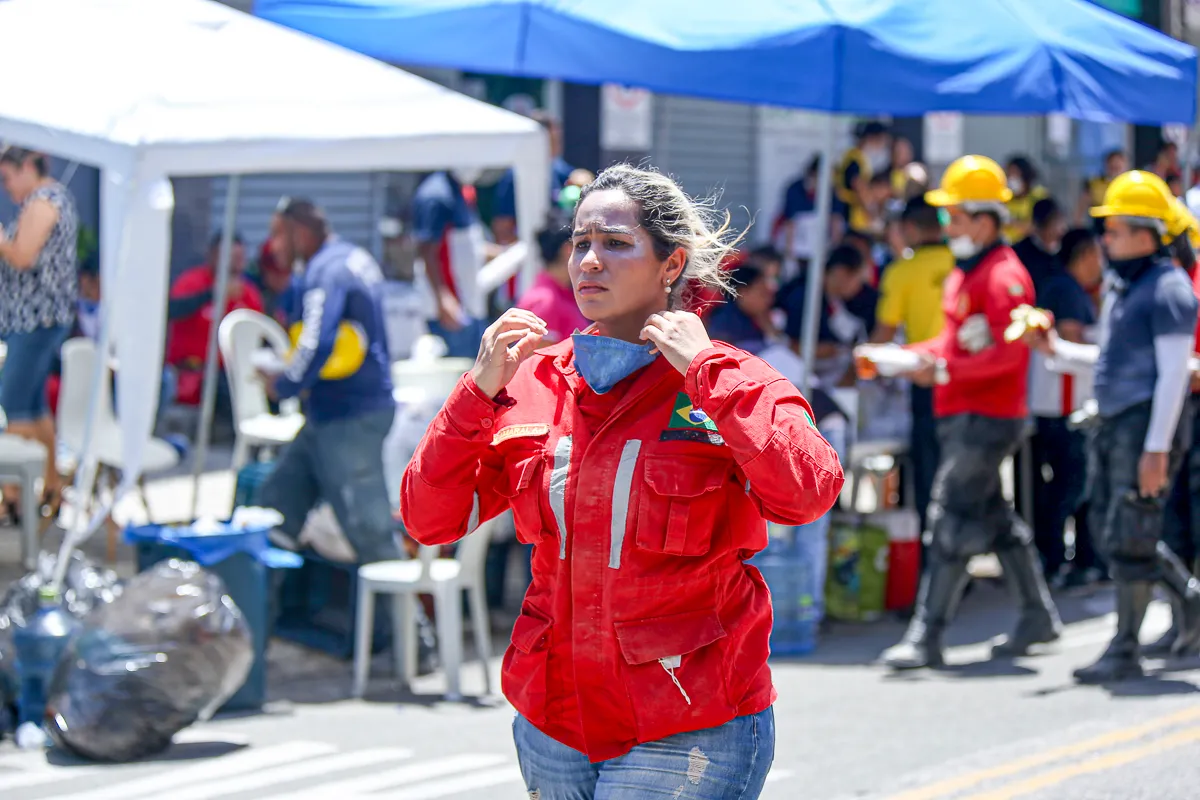 Nataly Amaral, bombeira civil, trabalhou voluntariamente durante 24h contínuas no resgate de vítimas do 