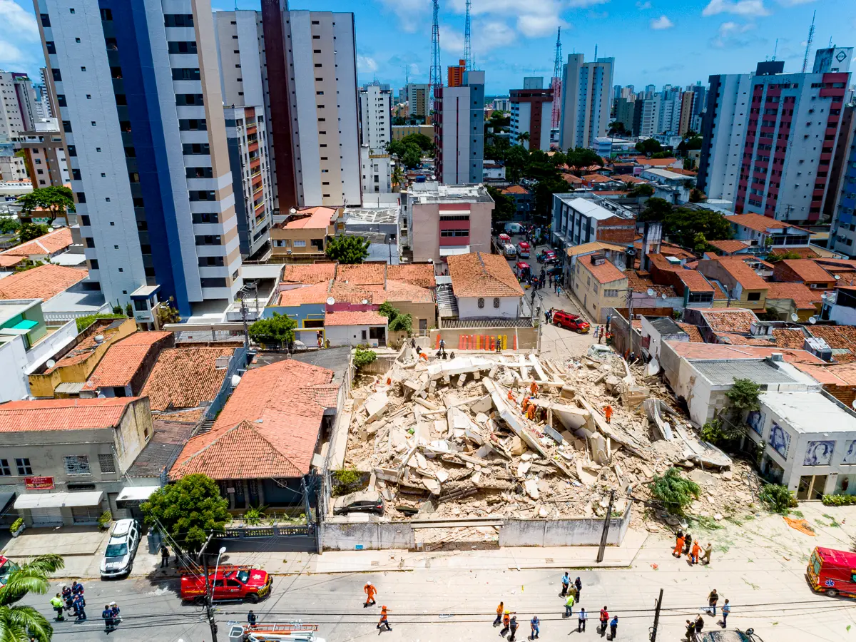 Imagem da notícia: Fotogaleria mostra trabalho contínuo dos bombeiros em prédio desabado em Fortaleza
