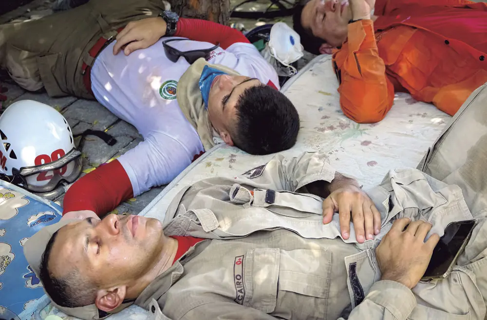 Imagem da notícia: Bombeiros e voluntários fazem da esperança energia contra o cansaço