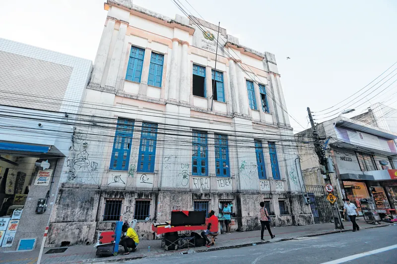 Primeira sede do Tribunal de Justiça do Ceará (TJCE), em 1986, é usada atualmente como repositório de entulho e lixo