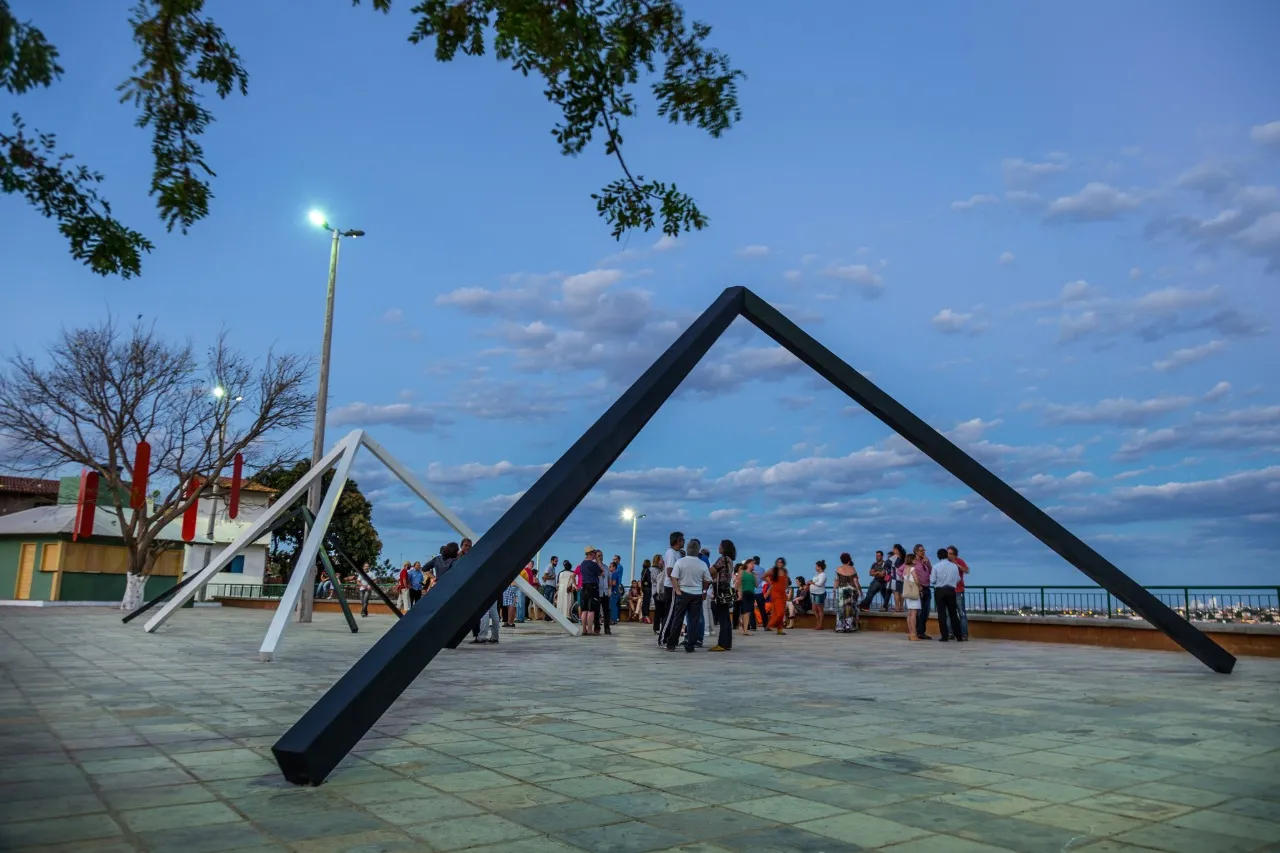 Presente de Sérvulo Esmeraldo para a cidade do Crato, a obra Pirâmides (1987-2008) foi instalada na Encosta do Seminário em 2017
