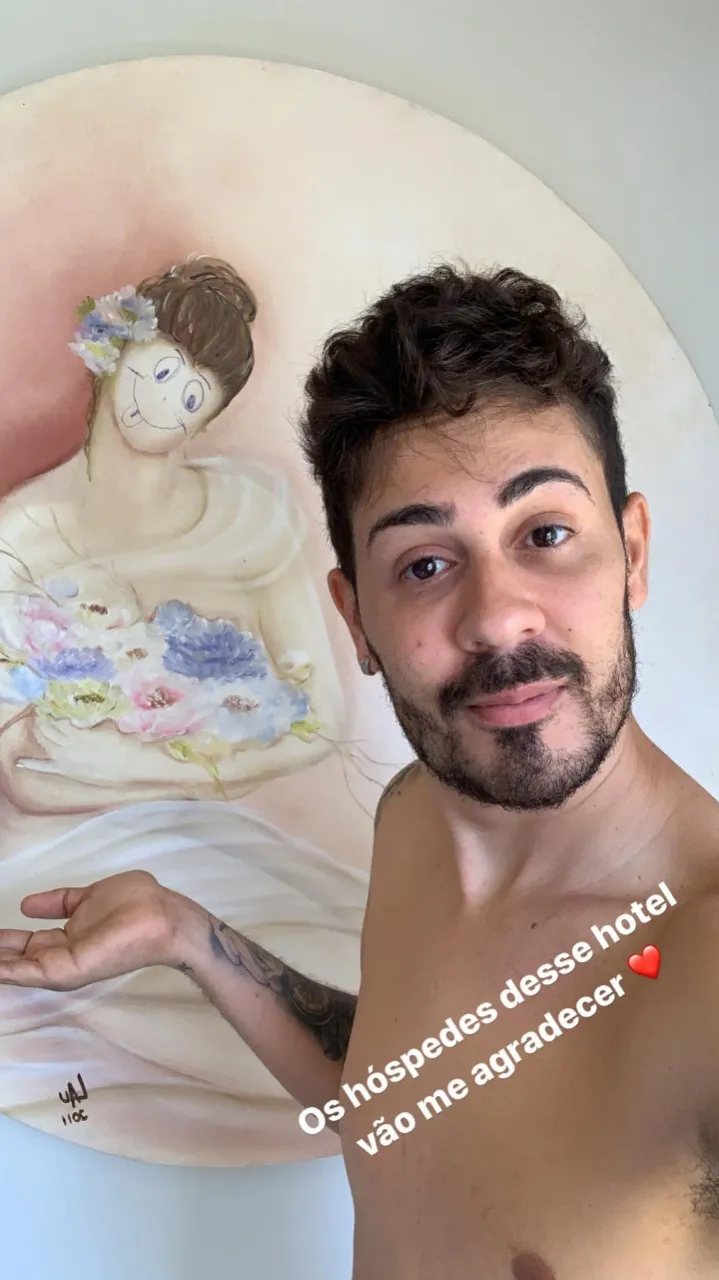 No Instagram,  digital influencer ironizou a alteração realizada no quadro: 