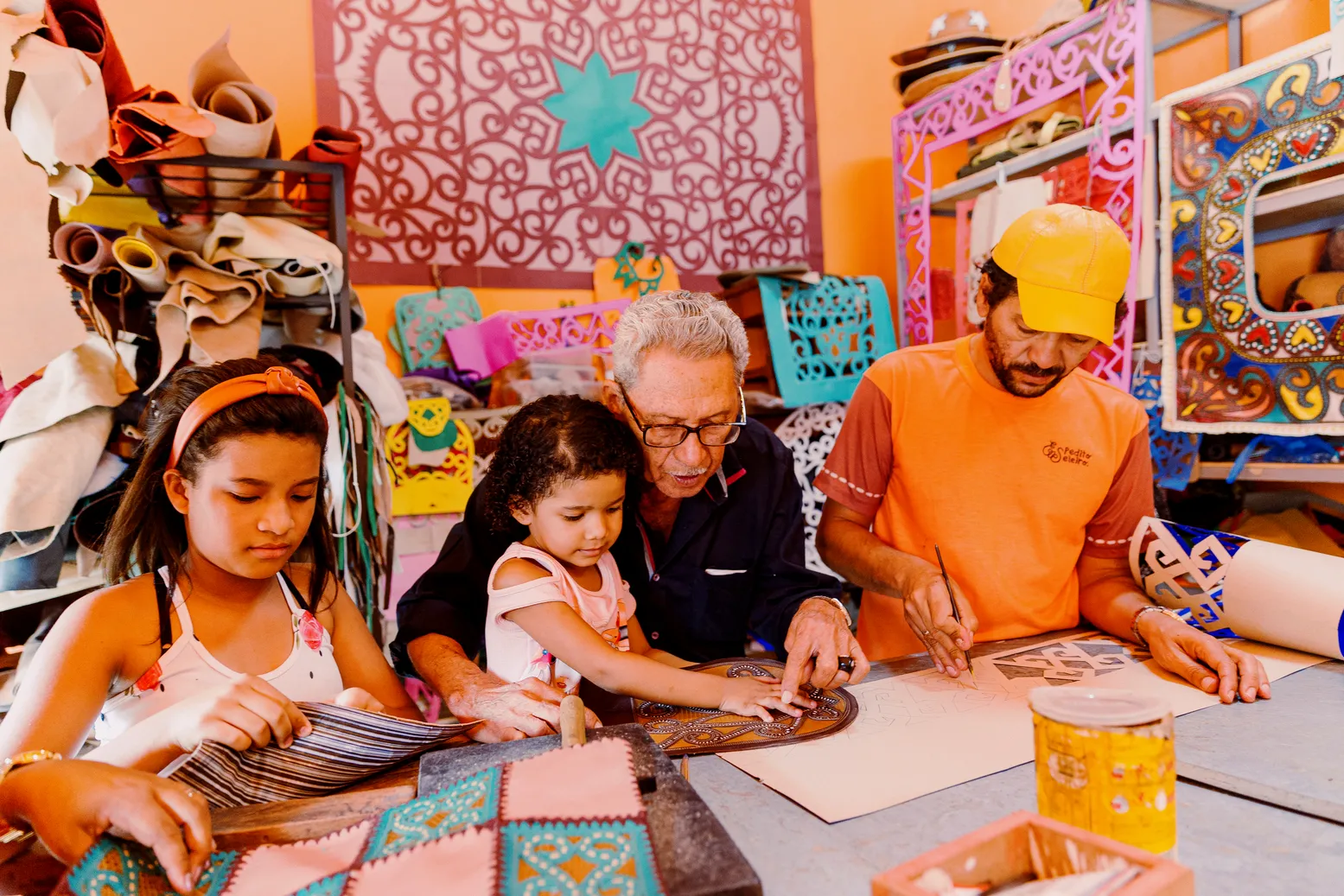 Espedito Seleiro com o filho Wellington e as netas Rayssa e Mayssa, no ateliê em Nova Olinda