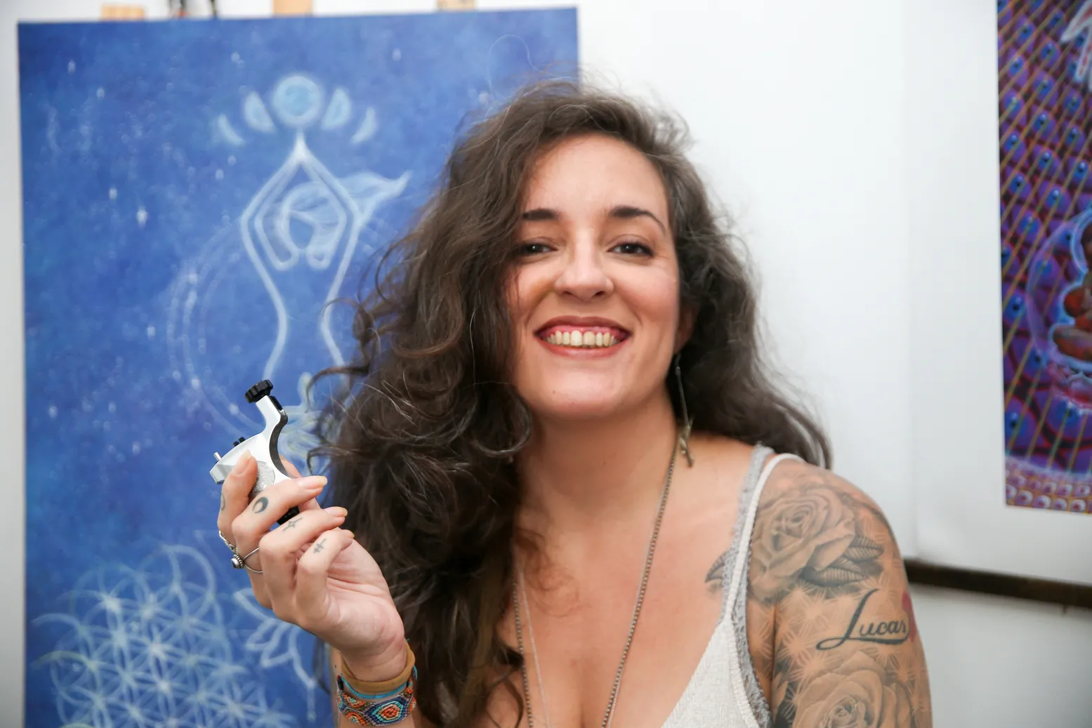A tatuadora Isadora Montenegro aplica elementos do sagrado feminino no trabalho