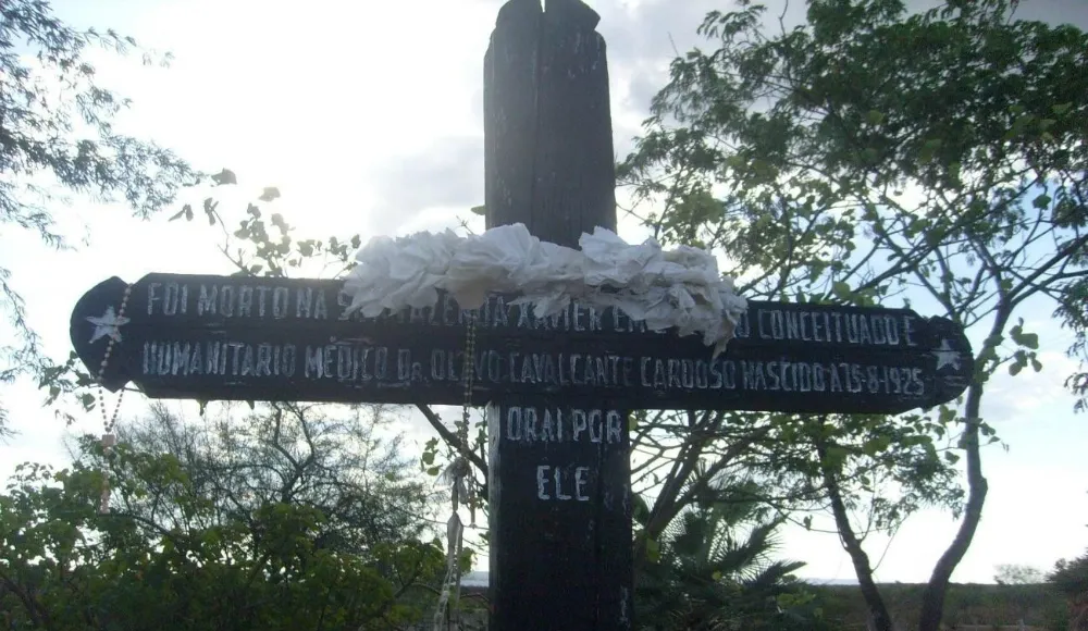Cruzeiro em homenagem ao Dr. Olavo  Cavalcante Cardoso na Fazenda Grota, em Crateús