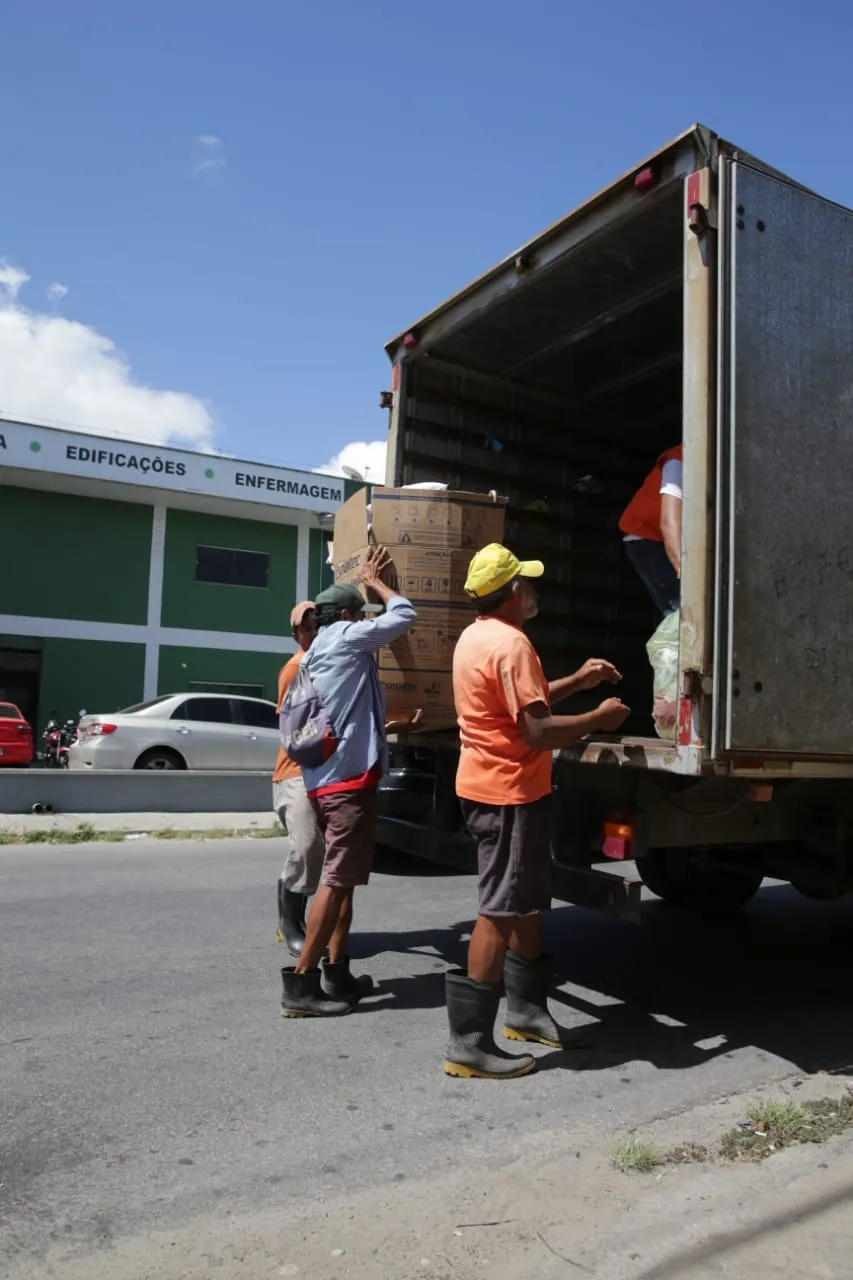 Cerca de 10 trabalhadores fazem a retirada de móveis dos apartamentos no prédio do Bairro Montese.