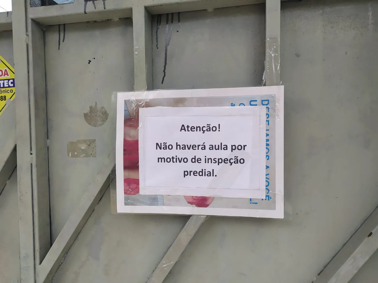 Escola é interditada após parte de teto desabar