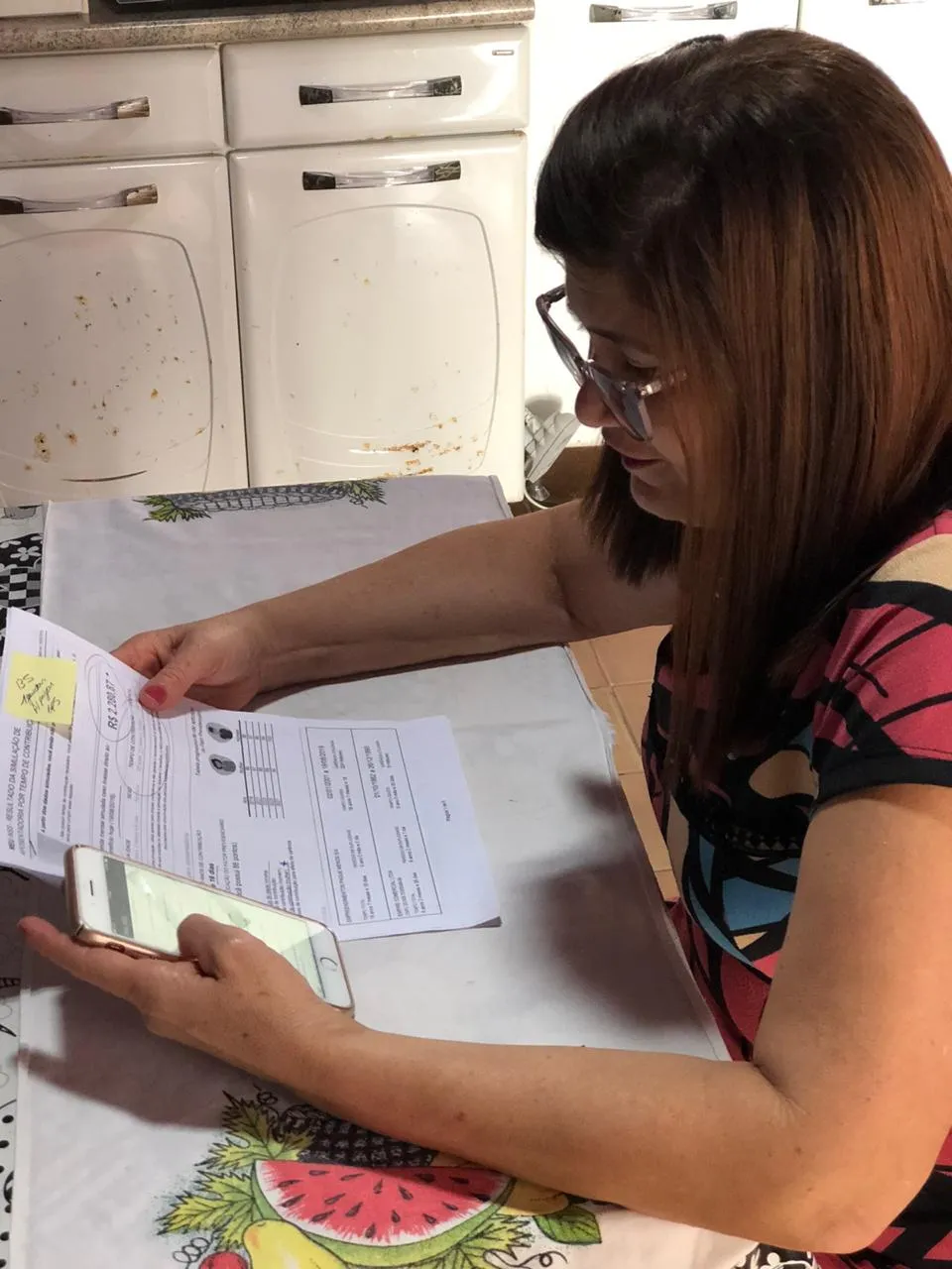 Lourdes acompanha os dias que faltam para a aposentadoria pelo aplicativo do INSS, mas ainda não sabe se deve ou não pagar pedágio
