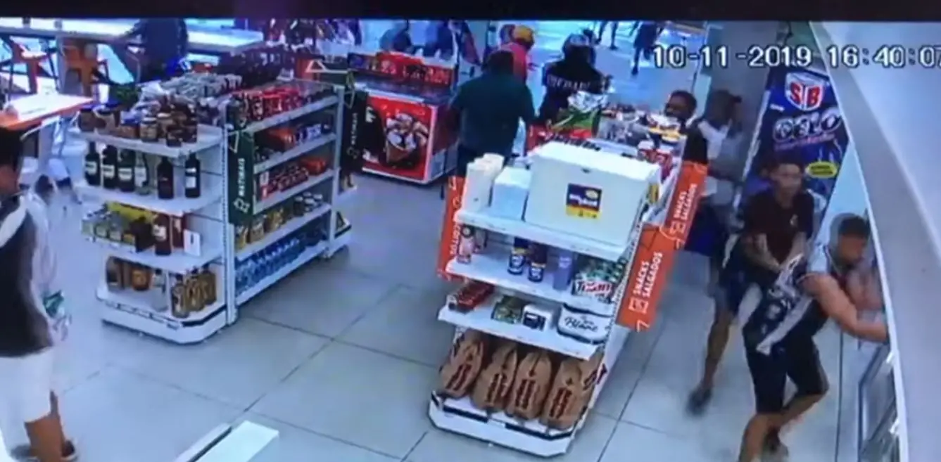 Imagem da notícia Vídeo mostra torcedores invadindo loja de conveniência no Dias Macedo antes do Clássico-Rei