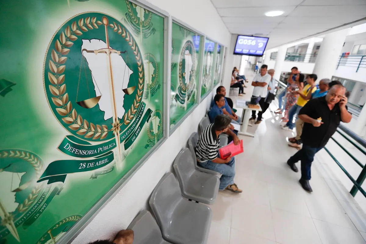 Para fins de assistência jurídica gratuita na Defensoria, o cidadão precisa comprovar renda familiar líquida de até R$ 2 mil mensais