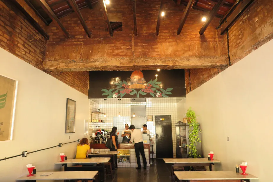 Parede antiga encontrada em cafeteria recém-aberta ao lado do Palácio Episcopal, no Crato, pode indicar que local foi a casa do tio de Padre Cícero. 
