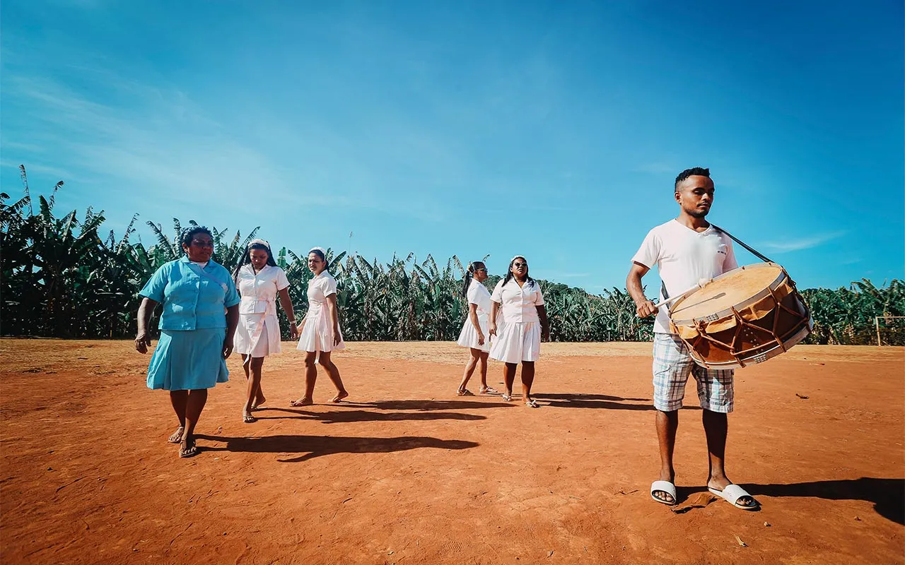 Com um grupo de jovens, Socorro mostra os passos da tradicional dança de São Gonçalo
