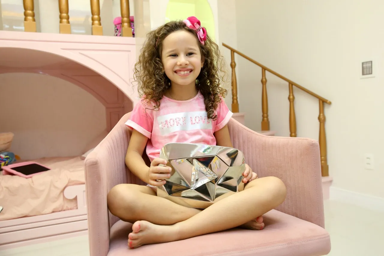 Valentina com a placa do Botão de Diamante do Youtube.