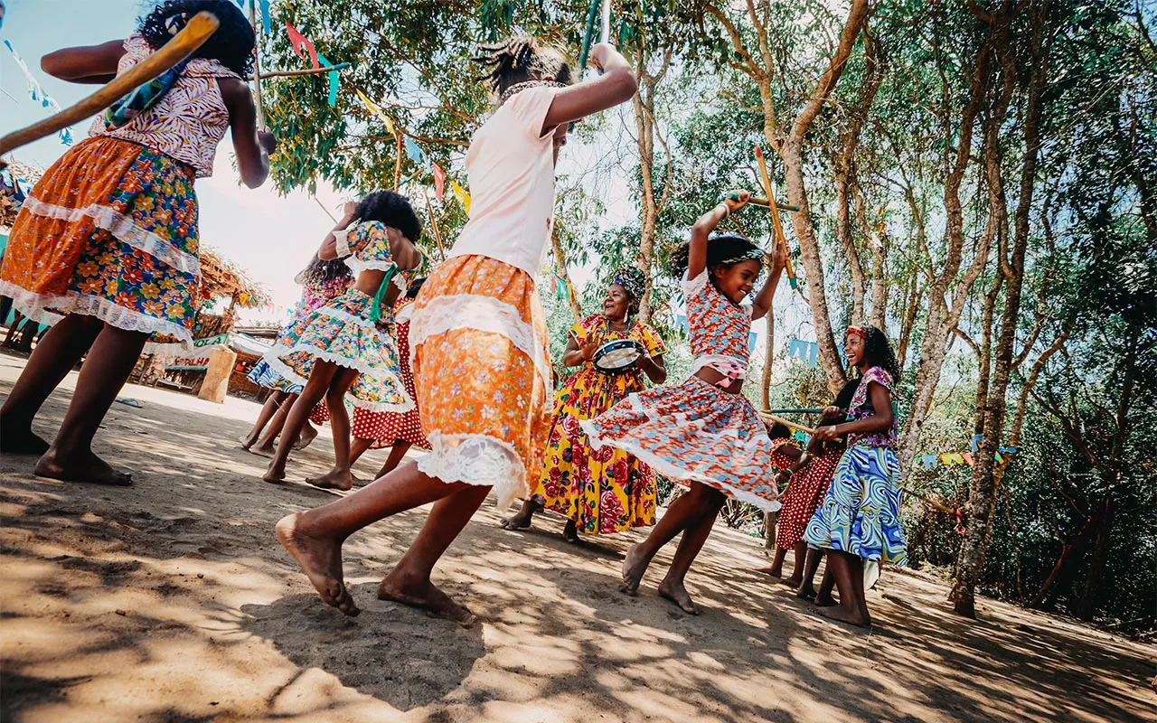 Meninas dançam coco, maneiro-pau, tocam instrumentos e cantam toadas 
