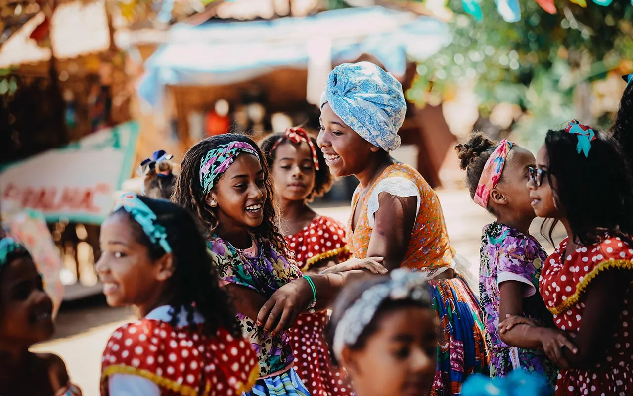 O florescer da juventude vem acompanhado também da descoberta delas como quilombolas. E é preciso ser firme para que não escondam a própria identidade nem as características.