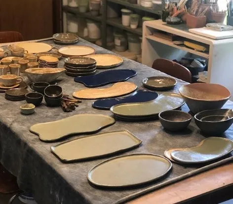 Prato de criação de Vivian. A cerâmica artesanal e personalizada tem feito a diferença nos melhores restaurantes do mundo 