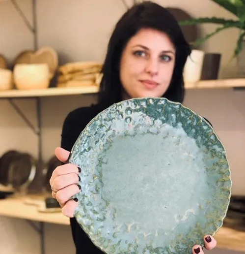 Arte e profissão nas mãos de Vivian Pontos, criadora da Bone Ceramics. A beleza da louça, a criatura, faz parte da experiência gastronômica.