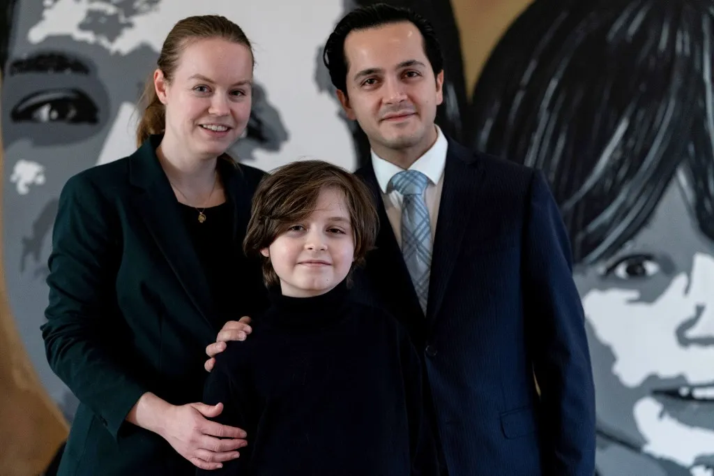 Laurent com seus pais, Lydia e Alexander, durante sessão de fotos em sua casa